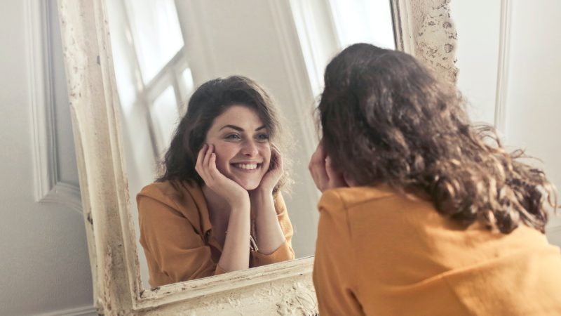 Dwuetapowe oczyszczanie twarzy – sposób na zadbaną cerę