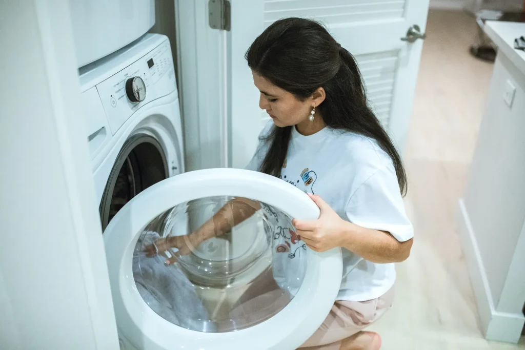 Jak szybko wysuszyć pranie i zapobiec wilgoci?